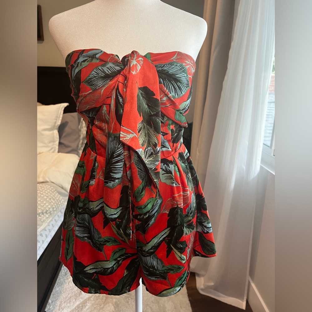 Vici-STRAPLESS FLORAL PRINTED TIE FRONT ROMPER